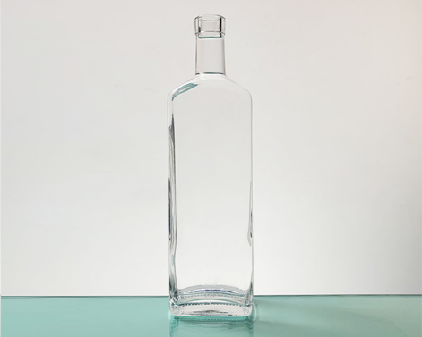 Bottiglia di Rum Flint Extra bianca con tappo in sughero goffrato rettangolare da 700ml