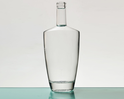 Bottiglia di Cognac con finitura a piastra in pietra focaia alta di forma ovale da 700ml