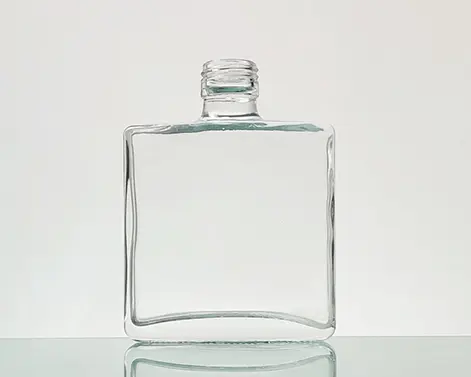 Bottiglia di Rum a collo corto rettangolare Extra bianco da 150ml