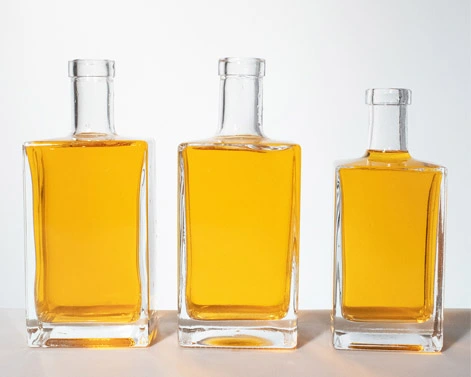 Bottiglie di Gin Premium da 750ml con Base in vetro pesante di forma quadrata con una spalla piatta